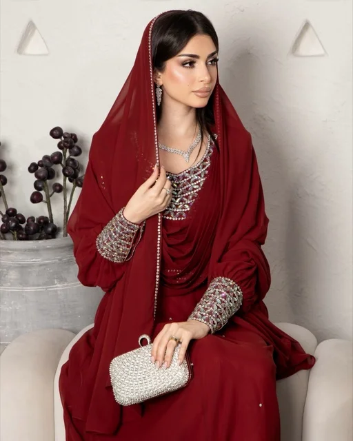 حلي ومجواهرات من الفضة والالماس، ارتداء زي نسائي عصري، امرأة عربية خليجية سعودية ترتدي عباءة مطرزة، الجمال والاناقة والاهتمام بالمظهر الخارجي