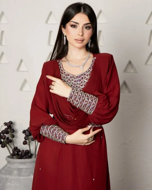 حلي ومجواهرات من الفضة والالماس، ارتداء زي نسائي عصري، امرأة عربية خليجية سعودية ترتدي عباءة مطرزة، الجمال والاناقة والاهتمام بالمظهر الخارجي