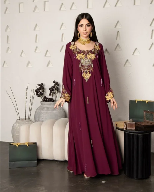 Gold jewelry and accessories, wearing a modern women's outfit, a Saudi Gulf Arab woman wearing an embroidered abaya, beauty, elegance, and attention to external appearance. Gold jewelry and accessories, wearing a modern women's outfit, a Saudi Gulf Arab woman wearing an embroidered abaya, beauty, elegance, and attention to external appearance.