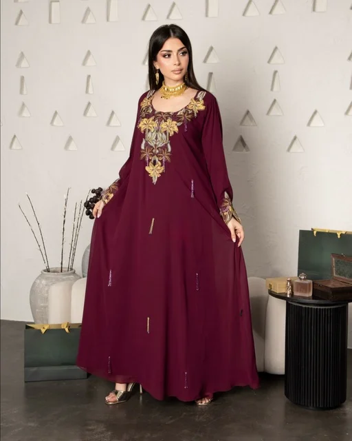 حلي ومجواهرات ذهبية، ارتداء زي نسائي عصري، امرأة عربية خليجية سعودية ترتدي عباءة مطرزة، الجمال والاناقة والاهتمام بالمظهر الخارجي