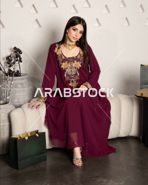 حلي ومجواهرات ذهبية، ارتداء زي نسائي عصري، امرأة عربية خليجية سعودية ترتدي عباءة مطرزة، الجمال والاناقة والاهتمام بالمظهر الخارجي