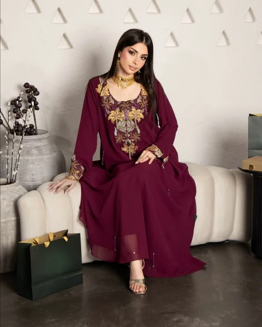 حلي ومجواهرات ذهبية، ارتداء زي نسائي عصري، امرأة عربية خليجية سعودية ترتدي عباءة مطرزة، الجمال والاناقة والاهتمام بالمظهر الخارجي