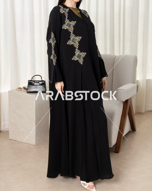 ارتداء زي نسائي عصري، امرأة عربية خليجية سعودية ترتدي عباءة سوداء مطرزة، الجمال والاناقة والاهتمام بالمظهر الخارجي
