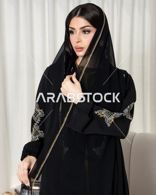 ارتداء زي نسائي عصري، امرأة عربية خليجية سعودية ترتدي عباءة سوداء مطرزة، الجمال والاناقة والاهتمام بالمظهر الخارجي