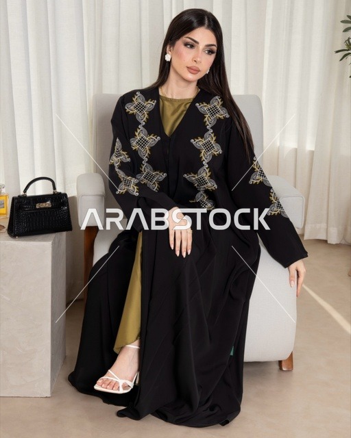 ارتداء زي نسائي عصري، امرأة عربية خليجية سعودية ترتدي عباءة سوداء مطرزة، الجمال والاناقة والاهتمام بالمظهر الخارجي