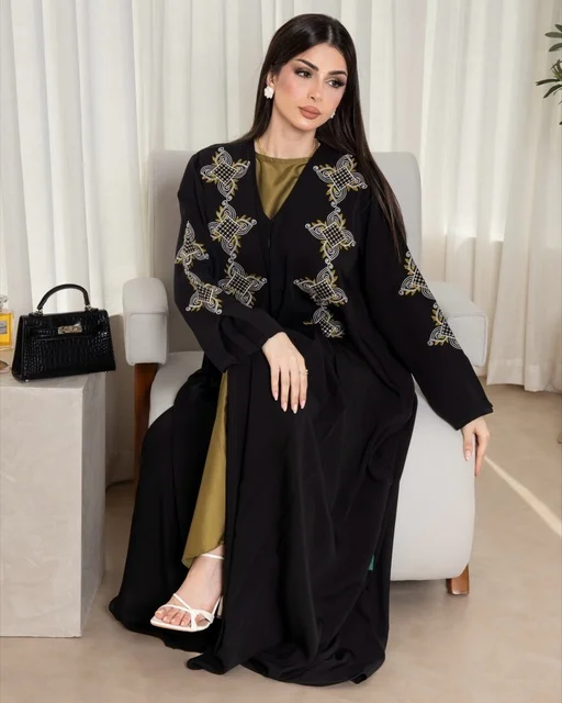 ارتداء زي نسائي عصري، امرأة عربية خليجية سعودية ترتدي عباءة سوداء مطرزة، الجمال والاناقة والاهتمام بالمظهر الخارجي