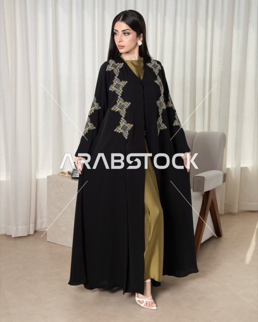 ارتداء زي نسائي عصري، امرأة عربية خليجية سعودية ترتدي عباءة سوداء مطرزة، الجمال والاناقة والاهتمام بالمظهر الخارجي