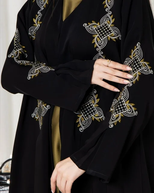 ارتداء زي نسائي عصري، امرأة عربية خليجية سعودية ترتدي عباءة سوداء مطرزة، الجمال والاناقة والاهتمام بالمظهر الخارجي