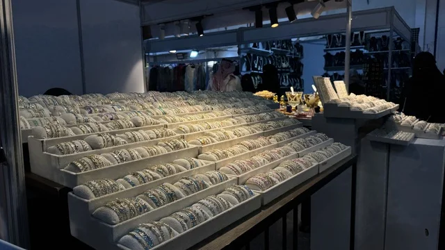 تجمعٌ دولي ضخم لأرقى الصناعات، منصة تسويقية شاملة تجمع ثقافات الشعوب، تجربة تسوق عالمية في عروس البحر الأحمر، معرض المنتجات العربية والعالمية بمدينة جدة، 19 من ديسمبر 2025 وحتى 3 من يناير 2026