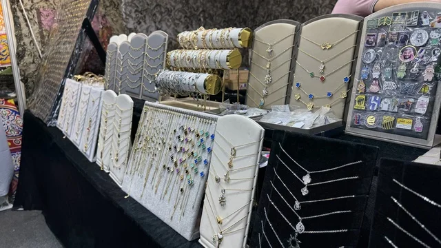 تجمعٌ دولي ضخم لأرقى الصناعات، منصة تسويقية شاملة تجمع ثقافات الشعوب، تجربة تسوق عالمية في عروس البحر الأحمر، معرض المنتجات العربية والعالمية بمدينة جدة، 19 من ديسمبر 2025 وحتى 3 من يناير 2026