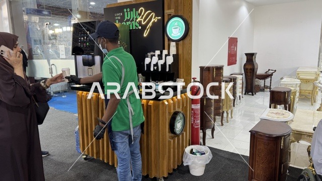ماكينة صنع القهوة فى معرض المنتجات العربية والعالمية بمدينة جدة، 19 من ديسمبر 2025 وحتى 3 من يناير 2026 ،  تجربة تسوق عالمية في عروس البحر الأحمر ، تجمعٌ دولي ضخم لأرقى الصناعات، منصة تسويقية شاملة تجمع ثقافات الشعوب