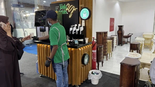 ماكينة صنع القهوة فى معرض المنتجات العربية والعالمية بمدينة جدة، 19 من ديسمبر 2025 وحتى 3 من يناير 2026 ،  تجربة تسوق عالمية في عروس البحر الأحمر ، تجمعٌ دولي ضخم لأرقى الصناعات، منصة تسويقية شاملة تجمع ثقافات الشعوب