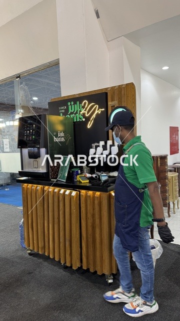 ماكينة صنع القهوة فى معرض المنتجات العربية والعالمية بمدينة جدة، 19 من ديسمبر 2025 وحتى 3 من يناير 2026 ،  تجربة تسوق عالمية في عروس البحر الأحمر ، تجمعٌ دولي ضخم لأرقى الصناعات، منصة تسويقية شاملة تجمع ثقافات الشعوب