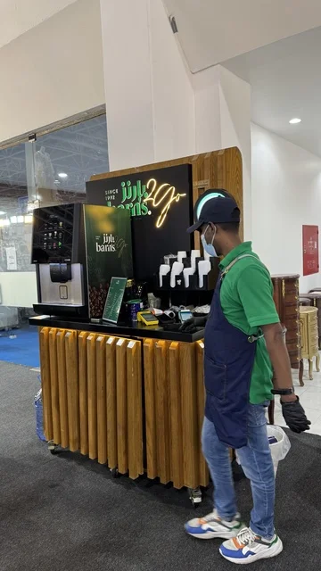 ماكينة صنع القهوة فى معرض المنتجات العربية والعالمية بمدينة جدة، 19 من ديسمبر 2025 وحتى 3 من يناير 2026 ،  تجربة تسوق عالمية في عروس البحر الأحمر ، تجمعٌ دولي ضخم لأرقى الصناعات، منصة تسويقية شاملة تجمع ثقافات الشعوب