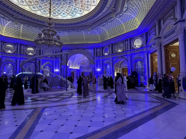 قاعة مؤتمرات فخمة بتصميم عربي أصيل، مستقبل العمل الحر والتقنيات الحديثة في المملكة العربية السعودية، فعاليات ملتقى ريادة الأعمال وأنماط العمل الحديث (DeveGo 2025) في مركز الملك عبدالعزيز الدولي للمؤتمرات بمدينة الرياض، الفترة من 21 وحتى 23 من ديسمبر 2025