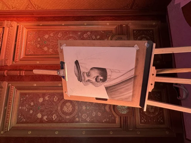 لوحة فنية بتقنية الرصاص والفحم لمؤسس المملكة العربية السعودية، ملتقى ريادة الأعمال وأنماط العمل الحديث (DeveGo 2025) في مركز الملك عبدالعزيز الدولي للمؤتمرات بمدينة الرياض، الفترة من 21 وحتى 23 من ديسمبر 2025 ، مستقبل العمل الحر والتقنيات الحديثة في المملكة العربية السعودية