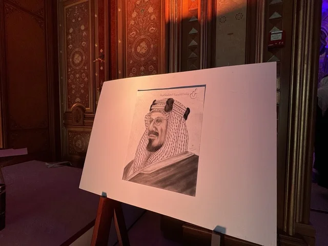 لوحة فنية بتقنية الرصاص والفحم لمؤسس المملكة العربية السعودية، ملتقى ريادة الأعمال وأنماط العمل الحديث (DeveGo 2025) في مركز الملك عبدالعزيز الدولي للمؤتمرات بمدينة الرياض، الفترة من 21 وحتى 23 من ديسمبر 2025 ، مستقبل العمل الحر والتقنيات الحديثة في المملكة العربية السعودية