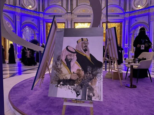 لوحة فنية بتقنية الرصاص والفحم لخادم الحرمين الشريفين الملك سلمان بن عبدالعزيز وولي عهده، ملتقى ريادة الأعمال وأنماط العمل الحديث (DeveGo 2025) في مركز الملك عبدالعزيز الدولي للمؤتمرات بمدينة الرياض، الفترة من 21 وحتى 23 من ديسمبر 2025 ، مستقبل العمل الحر والتقنيات الحديثة في المملكة العربية السعودية
