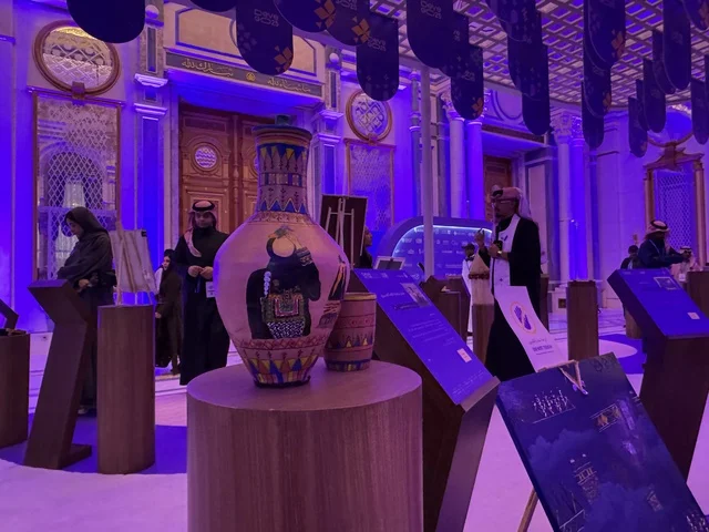 الاستمتاع بمشاريع الشركات الناشئة والأسر المنتجة، تجمع رواد الأعمال والخبراء والزوار ، ملتقى ريادة الأعمال وأنماط العمل الحديث (DeveGo 2025) في مركز الملك عبدالعزيز الدولي للمؤتمرات بمدينة الرياض، الفترة من 21 وحتى 23 من ديسمبر 2025 ، مستقبل العمل الحر والتقنيات الحديثة في المملكة العربية السعودية