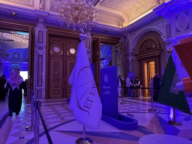 علم المملكة العربية السعودية شامخاً ، تضافر الجهود لإنجاح رؤية المملكة في قطاع الأعمال،  أعلام الدول والشركاء ، ملتقى ريادة الأعمال وأنماط العمل الحديث (DeveGo 2025) في مركز الملك عبدالعزيز الدولي للمؤتمرات بمدينة الرياض، الفترة من 21 وحتى 23 من ديسمبر 2025