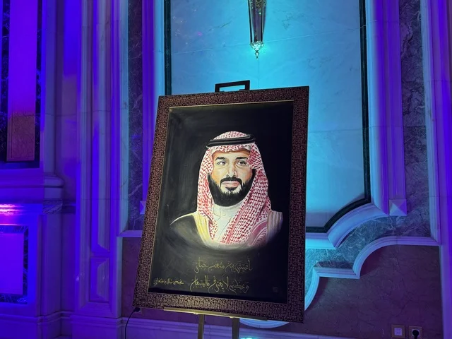 بورترية لولى العهد المملكة العربية السعودية فى فعاليات ملتقى ريادة الأعمال وأنماط العمل الحديث (DeveGo 2025) في مركز الملك عبدالعزيز الدولي للمؤتمرات بمدينة الرياض، الفترة من 21 وحتى 23 من ديسمبر 2025 ، تجمع رواد الأعمال والخبراء والزوار ، مستقبل العمل الحر والتقنيات الحديثة في المملكة العربية السعودية