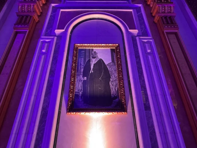 An artistic painting of the Crown Prince of the Kingdom of Saudi Arabia at the Entrepreneurship Forum and Modern Work Styles (DeveGo 2025) at the King Abdulaziz International Conference Center in Riyadh, from December 21 to 23, 2025, gathering entrepreneurs, experts, and visitors, the future of freelance work and modern technologies.