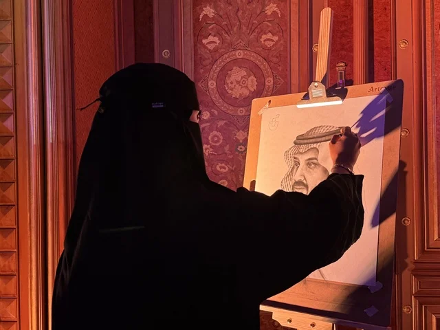 A Saudi artist is painting a work of art for the Crown Prince during the events of the Entrepreneurship Forum and Modern Work Styles (DeveGo 2025) at the King Abdulaziz International Conference Center in Riyadh, from December 21 to 23, 2025, bringing together entrepreneurs, experts, and visitors, focusing on the future of freelance work and modern technologies.
