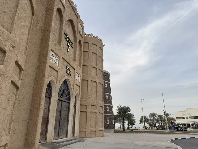 مدخل قاعة الحفلات،  قرية الشعبية التراثية متحف ومطعم بارز يقع على كورنيش الدمام في المملكة العربية السعودية، رحلة عبر الزمن للتعرف على تراث وتقاليد،  مطعم يقدم المأكولات السعودية التقليدية