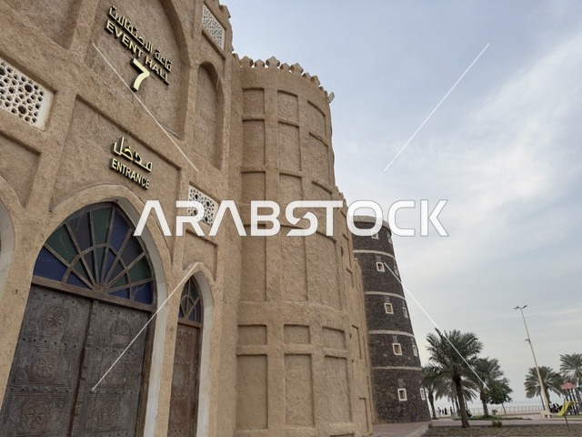 مدخل قاعة الحفلات،  قرية الشعبية التراثية متحف ومطعم بارز يقع على كورنيش الدمام في المملكة العربية السعودية، رحلة عبر الزمن للتعرف على تراث وتقاليد،  مطعم يقدم المأكولات السعودية التقليدية