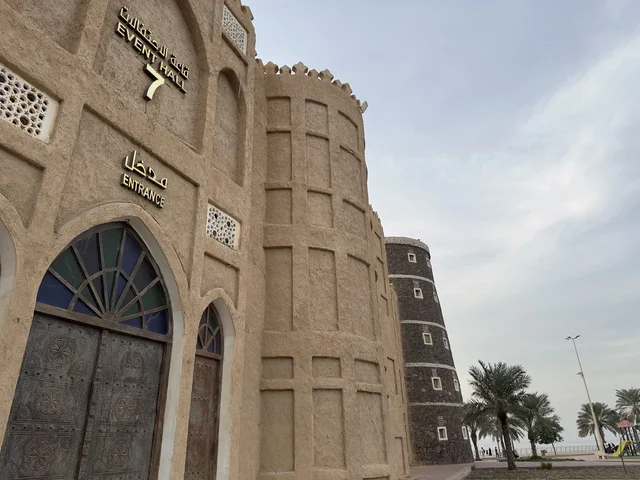 مدخل قاعة الحفلات،  قرية الشعبية التراثية متحف ومطعم بارز يقع على كورنيش الدمام في المملكة العربية السعودية، رحلة عبر الزمن للتعرف على تراث وتقاليد،  مطعم يقدم المأكولات السعودية التقليدية