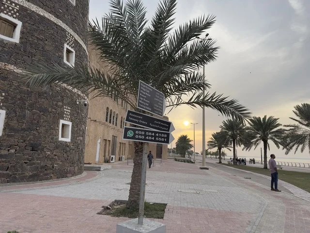 أرقام للتواصل لافته مطعم الافراد والطلبات الخارجية،  قرية الشعبية التراثية متحف ومطعم بارز يقع على كورنيش الدمام في المملكة العربية السعودية، رحلة عبر الزمن للتعرف على تراث وتقاليد،  مطعم يقدم المأكولات السعودية التقليدية