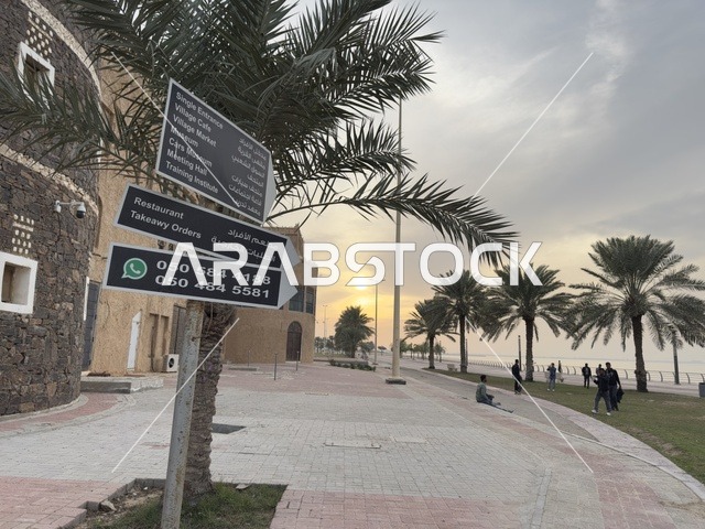 لافته مطعم الافراد والطلبات الخارجية رقم للتواصل،  قرية الشعبية التراثية متحف ومطعم بارز يقع على كورنيش الدمام في المملكة العربية السعودية، رحلة عبر الزمن للتعرف على تراث وتقاليد،  مطعم يقدم المأكولات السعودية التقليدية
