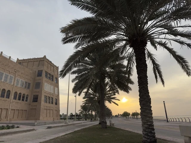 الاهتمام بزراعة أشجار النخيل بجانب القرية الشعبية التراثية متحف ومطعم بارز يقع على كورنيش الدمام في المملكة العربية السعودية، رحلة عبر الزمن للتعرف على تراث وتقاليد،  مطعم يقدم المأكولات السعودية التقليدية