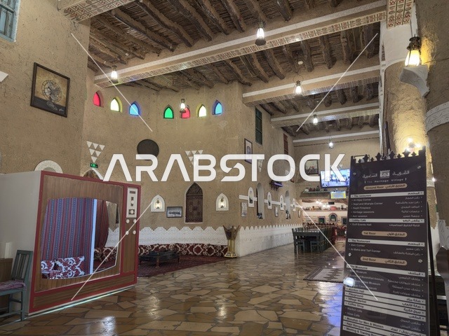 صالة المطعم داخل القرية الشعبية التراثية متحف ومطعم بارز يقع على كورنيش الدمام في المملكة العربية السعودية، مطعم يقدم المأكولات السعودية التقليدية، رحلة عبر الزمن للتعرف على تراث وتقاليد