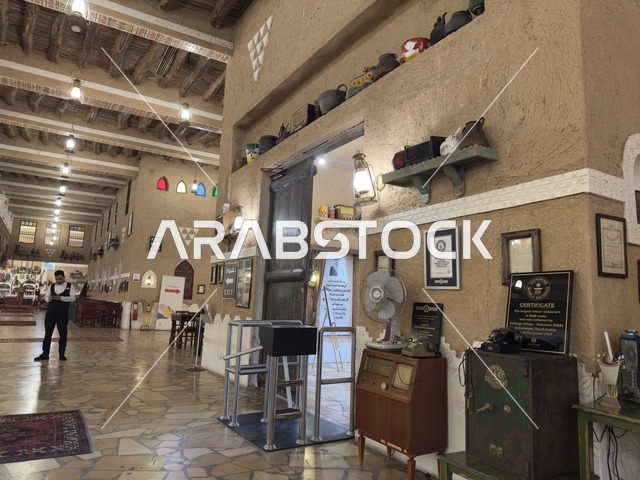 رحلة عبر الزمن للتعرف على تراث وتقاليد، صالة المطعم داخل القرية الشعبية التراثية متحف ومطعم بارز يقع على كورنيش الدمام في المملكة العربية السعودية، مطعم يقدم المأكولات السعودية التقليدية