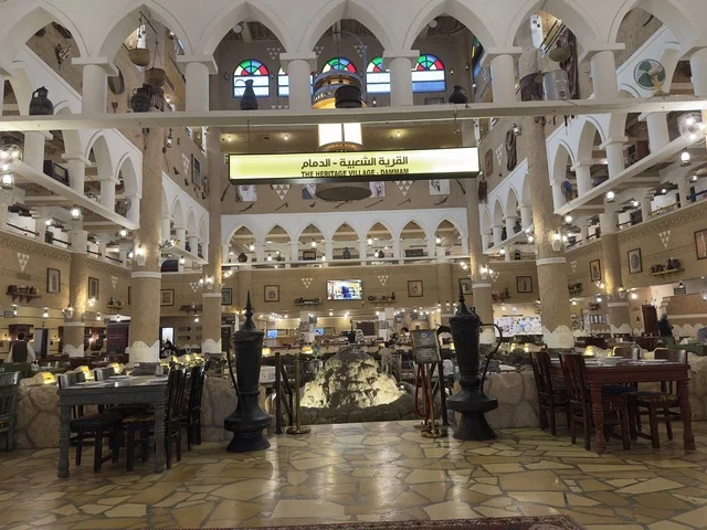 الفن الهندسي المعماري القديم للتعرف على التراث والتقاليد، صالة المطعم داخل القرية الشعبية التراثية متحف ومطعم بارز يقع على كورنيش الدمام في المملكة العربية السعودية، مطعم يقدم المأكولات السعودية التقليدية