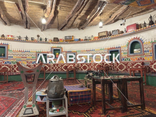 تفاصيل الجلسة العربية باللون الأحمر، صالة المطعم داخل القرية الشعبية التراثية متحف ومطعم بارز يقع على كورنيش الدمام في المملكة العربية السعودية، مطعم يقدم المأكولات السعودية التقليدية