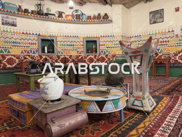 جلسة تراثية سعودية أصيلة، صالة المطعم داخل القرية الشعبية التراثية متحف ومطعم بارز يقع على كورنيش الدمام في المملكة العربية السعودية، مطعم يقدم المأكولات السعودية التقليدية