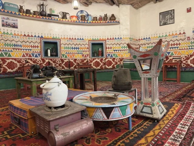 جلسة تراثية سعودية أصيلة، صالة المطعم داخل القرية الشعبية التراثية متحف ومطعم بارز يقع على كورنيش الدمام في المملكة العربية السعودية، مطعم يقدم المأكولات السعودية التقليدية