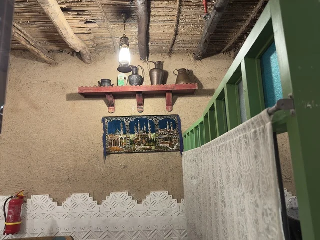 سقف خشبي قديم داخل القرية الشعبية، مطعم يقدم المأكولات السعودية التقليدية، صالة المطعم داخل القرية الشعبية التراثية متحف ومطعم بارز يقع على كورنيش الدمام في المملكة العربية السعودية