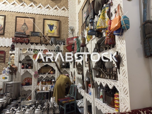 أدوات وأواني معدنية تراثية تعرض في القرية الشعبية، مطعم يقدم المأكولات السعودية التقليدية، صالة المطعم داخل القرية الشعبية التراثية متحف ومطعم بارز يقع على كورنيش الدمام في المملكة العربية السعودية