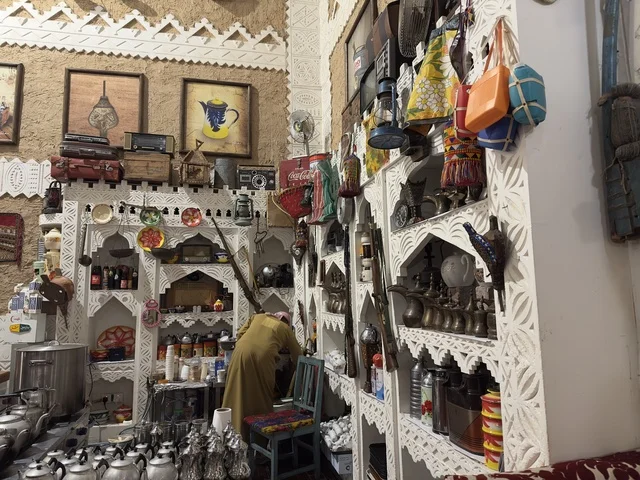 أدوات وأواني معدنية تراثية تعرض في القرية الشعبية، مطعم يقدم المأكولات السعودية التقليدية، صالة المطعم داخل القرية الشعبية التراثية متحف ومطعم بارز يقع على كورنيش الدمام في المملكة العربية السعودية