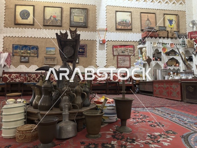 القطع الأثرية والمخطوطات والصور الوثائقية، مطعم يقدم المأكولات السعودية التقليدية، صالة المطعم داخل القرية الشعبية التراثية متحف ومطعم بارز يقع على كورنيش الدمام في المملكة العربية السعودية