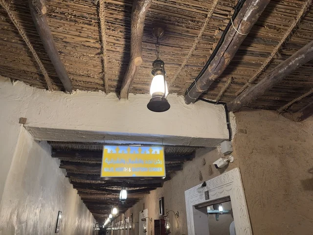 قسم النجد والغرف الفندقية القرية الشعبية التراثية متحف ومطعم بارز يقع على كورنيش الدمام في المملكة العربية السعودية، القطع الأثرية والمخطوطات والصور الوثائقية، مطعم يقدم المأكولات السعودية التقليدية