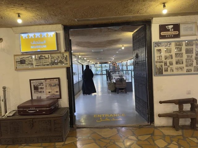 المتحف داخل القرية الشعبية التراثية متحف ومطعم بارز يقع على كورنيش الدمام في المملكة العربية السعودية، القطع الأثرية والمخطوطات والصور الوثائقية، مطعم يقدم المأكولات السعودية التقليدية