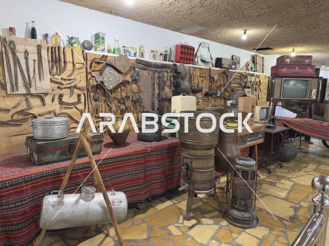 الأدوات والأواني المنزلية التقليدية المعروضة، القرية الشعبية التراثية متحف ومطعم بارز يقع على كورنيش الدمام في المملكة العربية السعودية،  ببيئة ريفية أو تاريخية.