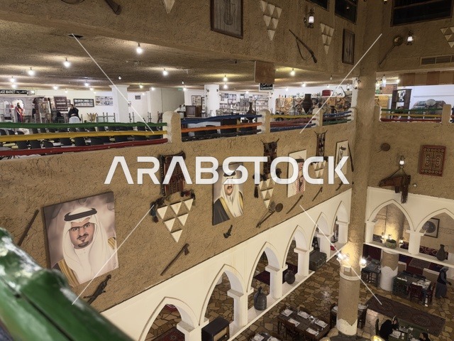 جدران طينية تحمل أعمال فنية وصور لمؤسسي الدولة، الحفاظ على التراث المحلي وعرضه للزوار، القرية الشعبية التراثية متحف ومطعم بارز يقع على كورنيش الدمام في المملكة العربية السعودية،  بيئة ريفية أو تاريخية.