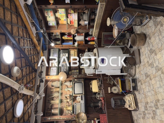 اجهزة كهربائية قديمة مثل الغسالة والخلاط الكهربائي، الحفاظ على التراث المحلي وعرضه للزوار، القرية الشعبية التراثية متحف ومطعم بارز يقع على كورنيش الدمام في المملكة العربية السعودية،  بيئة ريفية أو تاريخية.