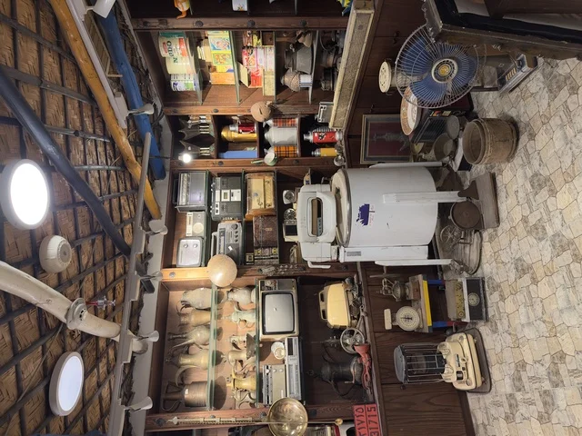 اجهزة كهربائية قديمة مثل الغسالة والخلاط الكهربائي، الحفاظ على التراث المحلي وعرضه للزوار، القرية الشعبية التراثية متحف ومطعم بارز يقع على كورنيش الدمام في المملكة العربية السعودية،  بيئة ريفية أو تاريخية.