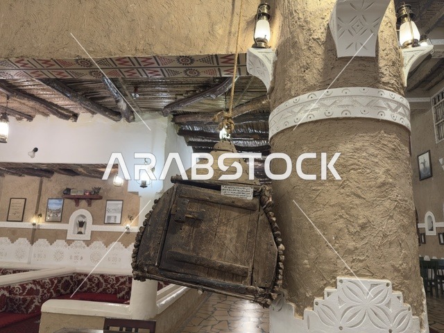 التصميم الداخلي الأصالة والتاريخ السعودي، الحفاظ على التراث المحلي وعرضه للزوار، القرية الشعبية التراثية متحف ومطعم بارز يقع على كورنيش الدمام في المملكة العربية السعودية،  بيئة ريفية أو تاريخية.